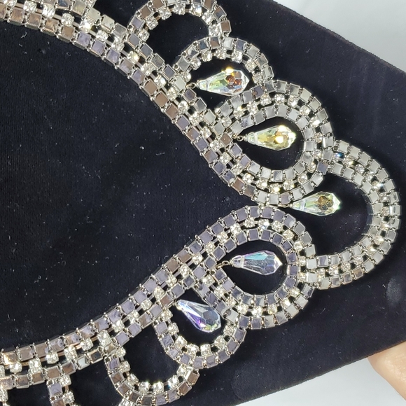 Bijou Drive special deal silver rhinestone bib necklace - Picture 2 of 3